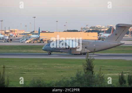 Avion de transport militaire moderne circulant à l'aéroport de lisbonne au coucher du soleil Banque D'Images