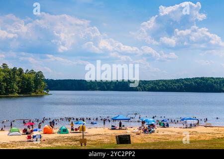 Personnes se baignant et profitant du temps chaud à Falls Lake le 4 juillet 2024. Durham, Caroline du Nord, États-Unis Banque D'Images