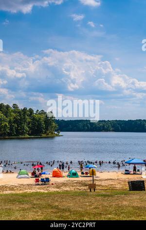 Personnes se baignant et profitant du temps chaud à Falls Lake le 4 juillet 2024. Durham, Caroline du Nord, États-Unis Banque D'Images