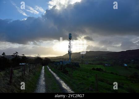 Mât des télécommunications rurales dans le comté de Donegal, Irlande. Banque D'Images