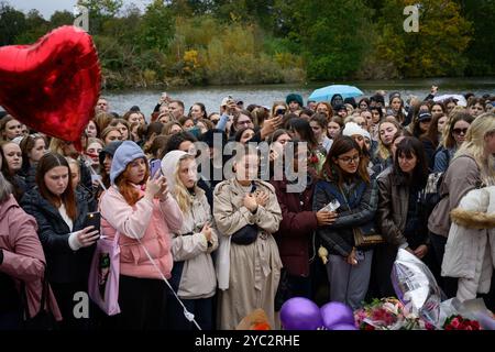 Londres, Royaume-Uni. 20 octobre 2024. Une veillée a lieu à Kensington Gardens, Londres en mémoire de l'ancien membre du groupe One Direction Liam Payne qui est mort après être tombé du troisième étage d'un balcon d'hôtel à Buenos Aires, en Argentine. C'était l'un des nombreux mémoriaux organisés à travers le monde aujourd'hui pour le chanteur. Crédit : Justin Griffiths-Williams/Alamy Live News Banque D'Images