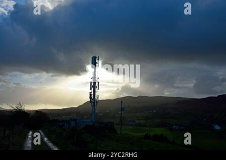 Mât des télécommunications rurales dans le comté de Donegal, Irlande. Banque D'Images