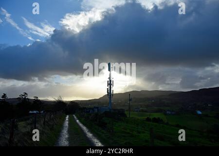 Mât des télécommunications rurales dans le comté de Donegal, Irlande. Banque D'Images