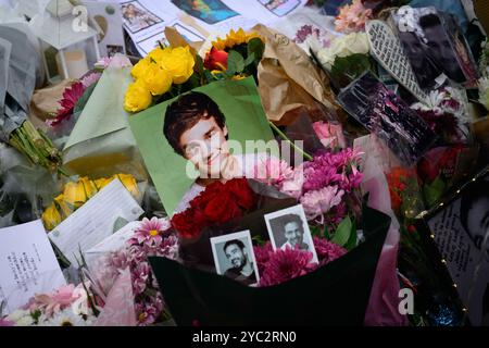 Londres, Royaume-Uni. 20 octobre 2024. Une veillée a lieu à Kensington Gardens, Londres en mémoire de l'ancien membre du groupe One Direction Liam Payne qui est mort après être tombé du troisième étage d'un balcon d'hôtel à Buenos Aires, en Argentine. C'était l'un des nombreux mémoriaux organisés à travers le monde aujourd'hui pour le chanteur. Crédit : Justin Griffiths-Williams/Alamy Live News Banque D'Images