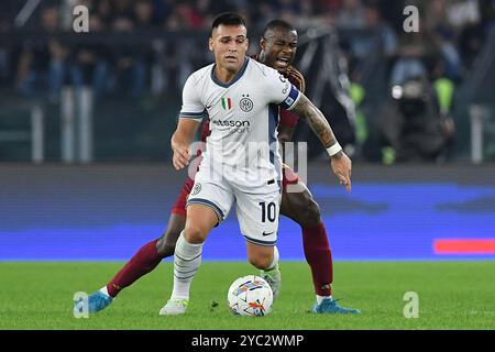 Rome, Latium. 20 octobre 2024. Lautaro Martinez de l'Inter, Evan Ndicka de L'AS Roma lors du match de Serie A entre Roma et Inter au stade olympique, Italie, le 20 octobre 2024. Crédit crédit : massimo insabato/Alamy Live News Banque D'Images