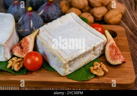 Sélection de fromages français de Normandie, AOP, Livarot, Neufchatel, Pont l'eveque, pain de seigle, figues, noix, raisins, gelée de sureau Banque D'Images