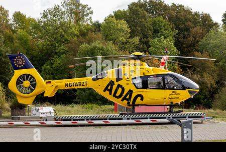 Air Rescue Airbus Helicopter hélicoptère EC-135 de ADAC Luftrettung en attente à l'hôpital Klinikum Saarbrücken. Saarbrücken, Allemagne - 13 octobre 2024 Banque D'Images