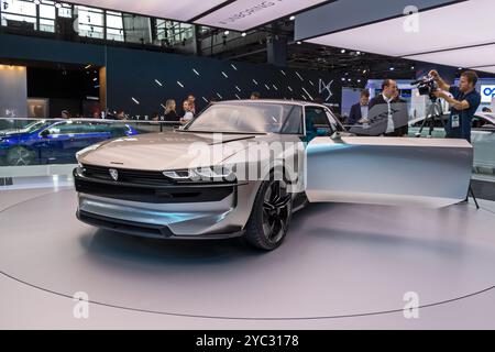 Concept car autonome rétro Peugeot e-Legend au salon de l'automobile de Paris. Paris, France - 2 octobre 2018 Banque D'Images