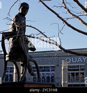 Statue Ivor Novello et Mermaid Quay en arrière-plan, hiver, Cardiff Bay Banque D'Images