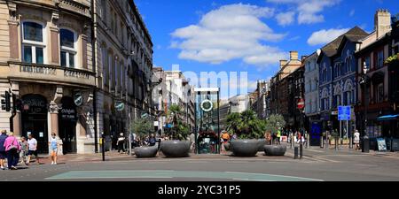 St Mary Street avec le Royal Hotel sur la gauche et le mécanisme d'horloge Pierhead dans un boîtier en verre. Cardiff, pays de Galles du Sud, Royaume-Uni. Prise en août 2024 Banque D'Images