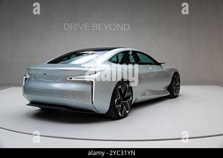 Une start-up française dévoile une berline à hydrogène Hoppium Machina au salon de l'automobile de Paris, France - 17 octobre 2022. Banque D'Images