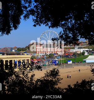 Vue à travers les arbres de la station balnéaire et de la plage de Barry Island, Cardiff, pays de Galles du Sud, Royaume-Uni. Prise en octobre 2024. Automne Banque D'Images