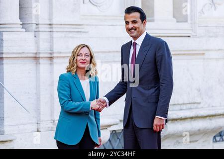 Rome, Italie. 21 octobre 2024. Le premier ministre Giorgia Meloni et l'émir du Qatar Sheik Tamim bin Hamad al-Thani lors de la réunion à Villa Pamphilj, Rome, lundi 21 octobre 2024 (photo de Roberto Monaldo/LaPresse) crédit : LaPresse/Alamy Live News crédit : LaPresse/Alamy Live News Banque D'Images