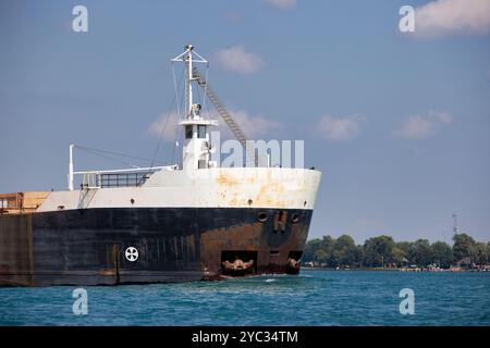 La proue d'un cargo voyageant sur la rivière clair. Banque D'Images