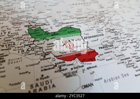 L'Iran a souligné avec son drapeau de pays sur la carte géopolitique du monde sur la région du moyen-Orient. Photo de haute qualité Banque D'Images