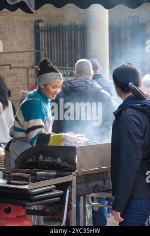 Stroud une ville aisée des Cotswold dans le Gloucestershire UK barbecue food stand Banque D'Images