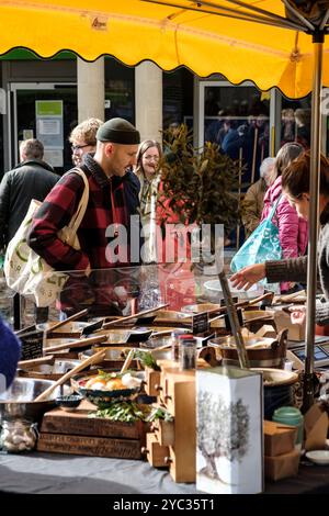 Stroud une ville aisée des Cotswold dans le Gloucestershire UK Olive Stall Banque D'Images