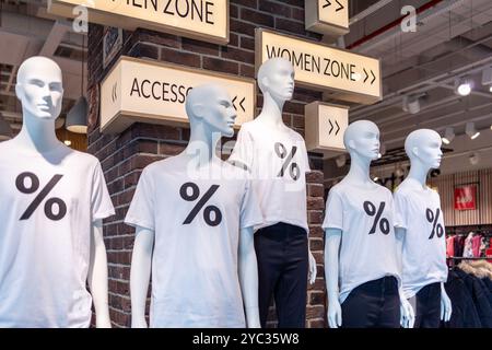 Black Friday et Cyber Monday. Mannequins blancs portant des T-shirts blancs avec un symbole de pourcentage. Le concept de ventes saisonnières et de remises. Banque D'Images