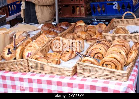 Stroud une ville aisée des Cotswold dans le Gloucestershire UK pâtisseries à vendre Banque D'Images