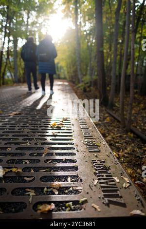 Mahnmal Gleis 17 zur Erinnerung an die deportation von Juden mit der Deutschen Reichsbahn vom Bahnhof Grunewald. / Piste 17 Mémorial commémorant la déportation des Juifs sur la Deutsche Reichsbahn depuis la gare de Grunewald. Snapshot-Photography/K.M.Krause *** Mémorial de la voie 17 commémoration de la déportation des Juifs sur la Deutsche Reichsbahn depuis la station Grunewald Mémorial de la voie 17 commémoration de la déportation des Juifs sur la Deutsche Reichsbahn depuis la station Grunewald cliché de K M Krause Banque D'Images