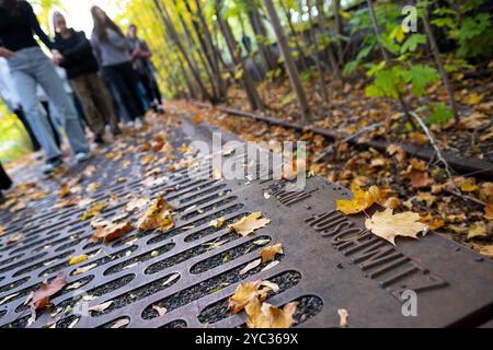 Mahnmal Gleis 17 zur Erinnerung an die deportation von Juden mit der Deutschen Reichsbahn vom Bahnhof Grunewald. / Piste 17 Mémorial commémorant la déportation des Juifs sur la Deutsche Reichsbahn depuis la gare de Grunewald. Snapshot-Photography/K.M.Krause *** Mémorial de la voie 17 commémoration de la déportation des Juifs sur la Deutsche Reichsbahn depuis la station Grunewald Mémorial de la voie 17 commémoration de la déportation des Juifs sur la Deutsche Reichsbahn depuis la station Grunewald cliché de K M Krause Banque D'Images