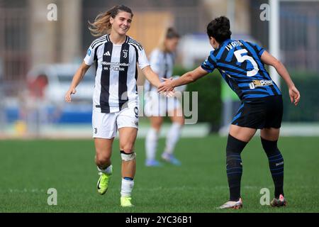 Milan, Italie. 20 octobre 2024. Ivana Andres Sanz du FC Internazionale serre la main à Sofia Cantore de la Juventus après un affrontement entre les deux lors du match de Serie A Femminile à l'Arena Civica Gianni Brera, Milan. Le crédit photo devrait se lire : Jonathan Moscrop/Sportimage crédit : Sportimage Ltd/Alamy Live News Banque D'Images