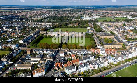 Vue aérienne de l'Admiralty Mews (anciennement East Barracks), depuis Walmer Beach, Walmeer, Deal, Kent. Banque D'Images