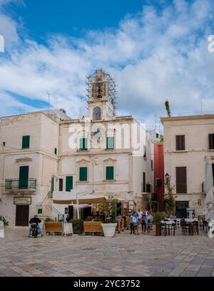 Polignano a Mare Italie 18 septembre 2024, au cœur des Pouilles, les habitants et les visiteurs se réunissent autour d'une charmante place, entourée d'un bâtiment historique Banque D'Images