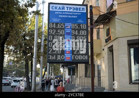 KIRGHIZISTAN, capitale Bichkek, bureau de change, affichage avec taux de change kyrgyz Som en Dollar américain, Euro, Rubel russe, Livre turque, Yuan chinois / KIRGISTAN, Bischkek, bis 1991 Frunse, Wechselstube mit Anzeigetafel der kirgisischen Währung Som en Dollar américain, Euro, russischem Rubel, türkische Lira, chinesischer Yuan Banque D'Images