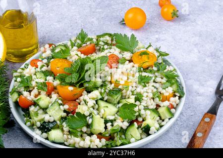 Salade de taboulé cuisine traditionnelle nationale moyen-Orient. Nourriture végétarienne saine. Dîner familial musulman, Ramadan. Cuisine arabe. Photo de haute qualité Banque D'Images