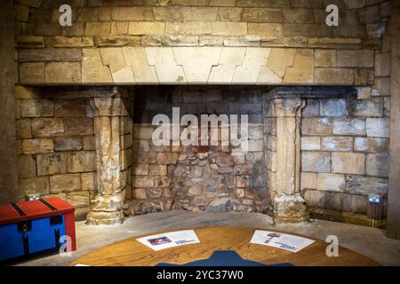 Yorkshire, Royaume-Uni – 23 juillet 2024 : le château de Conisbrough avait des cheminées et des conduits avancés pour son époque - grands, avec des colonnes de pierre et des chapiteaux sculptés Banque D'Images