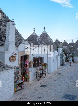 Alberobello Italie 18 septembre 2024 les rues pittoresques des Pouilles présentent des maisons traditionnelles en trulli surmontées de toits coniques. Banque D'Images