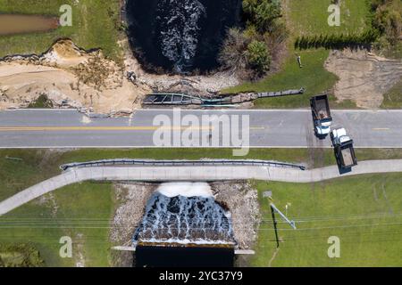 Réparation du pont détruit après l'ouragan en Floride. Reconstruction d'une route endommagée après l'inondation de l'asphalte. Tru. Construction Banque D'Images