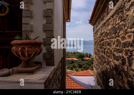 Mithymna (ou Methymna) est une ville et une ancienne municipalité sur l'île de Lesbos, au nord de la mer Égée, en Grèce. Avant 1919, son nom officiel était Molyvos ; le Banque D'Images