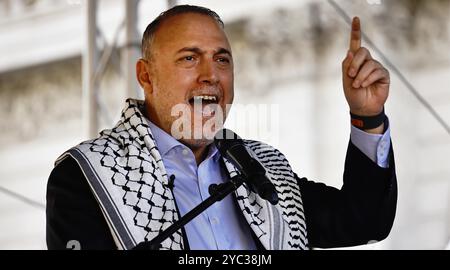 Angleterre, Londres, Whitehall, 5 octobre 2024, Husam Zomlot, ambassadeur palestinien au Royaume-Uni s'exprimant lors d'un rassemblement pro-palestinien devant Downing Street. Banque D'Images