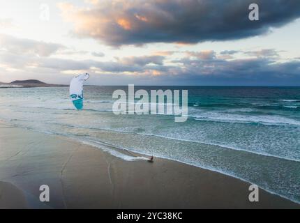 Vue aérienne d'un homme kitesurf, Caleta de Famara, Las Palmas, Lanzarote, Îles Canaries, Macaronésie, Espagne, Europe occidentale Banque D'Images