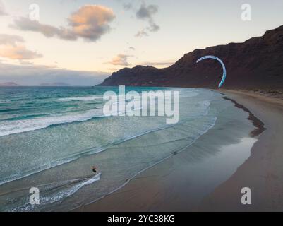 Vue aérienne d'un homme kitesurf, Caleta de Famara, Las Palmas, Lanzarote, Îles Canaries, Macaronésie, Espagne, Europe occidentale Banque D'Images