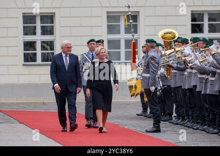 Begrüßung der Präsidentin von Island mit militärischen Ehren durch den Bundespräsidenten. Abschreiten der Ehrenformation der Bundeswehr - Frank-Walter Steinmeier, Bundespräsident und Halla Tomasdottir, Präsidentin von Island. DEU, Deutschland, Berlin, 21.10.2024: *** Accueil du Président de l'Islande avec les honneurs militaires du Président de la République fédérale d'Allemagne la formation honorifique des forces armées allemandes marche devant Frank Walter Steinmeier, Président de la République fédérale d'Allemagne et Halla Tomasdottir, Présidente de l'Islande DEU, Allemagne, Berlin, 21 10 2024 Banque D'Images