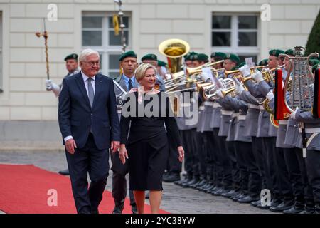 Begrüßung der Präsidentin von Island mit militärischen Ehren durch den Bundespräsidenten. Abschreiten der Ehrenformation der Bundeswehr - Frank-Walter Steinmeier, Bundespräsident und Halla Tomasdottir, Präsidentin von Island. DEU, Deutschland, Berlin, 21.10.2024: *** Accueil du Président de l'Islande avec les honneurs militaires du Président de la République fédérale d'Allemagne la formation honorifique des forces armées allemandes marche devant Frank Walter Steinmeier, Président de la République fédérale d'Allemagne et Halla Tomasdottir, Présidente de l'Islande DEU, Allemagne, Berlin, 21 10 2024 Banque D'Images