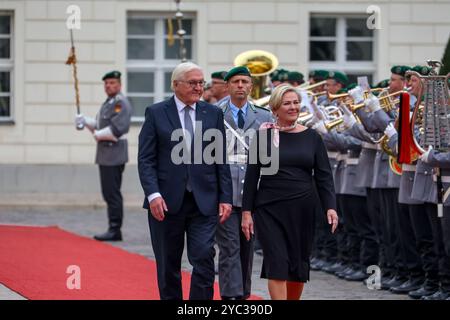 Begrüßung der Präsidentin von Island mit militärischen Ehren durch den Bundespräsidenten. Abschreiten der Ehrenformation der Bundeswehr - Frank-Walter Steinmeier, Bundespräsident und Halla Tomasdottir, Präsidentin von Island. DEU, Deutschland, Berlin, 21.10.2024: *** Accueil du Président de l'Islande avec les honneurs militaires du Président de la République fédérale d'Allemagne la formation honorifique des forces armées allemandes marche devant Frank Walter Steinmeier, Président de la République fédérale d'Allemagne et Halla Tomasdottir, Présidente de l'Islande DEU, Allemagne, Berlin, 21 10 2024 Banque D'Images