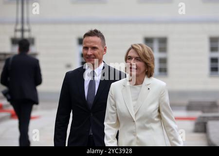 Begrüßung der Präsidentin von Island mit militärischen Ehren durch den Bundespräsidenten. Elke Büdenbender, Ehefrau des Bundespräsidenten mit Björn Skulason, Ehemann der Präsidentin Islands. DEU, Deutschland, Berlin, 21.10.2024: *** Accueil du président islandais avec les honneurs militaires du président fédéral Elke Büdenbender, épouse du président fédéral avec Björn Skulason, époux du président islandais DEU, Allemagne, Berlin, 21 10 2024 Banque D'Images