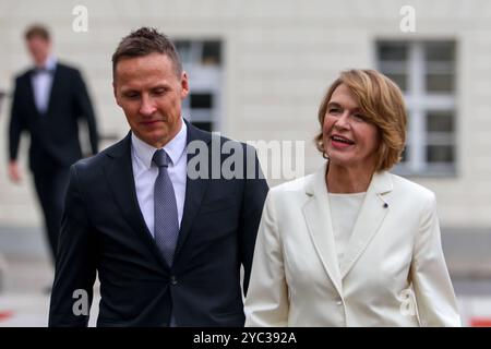 Begrüßung der Präsidentin von Island mit militärischen Ehren durch den Bundespräsidenten. Elke Büdenbender, Ehefrau des Bundespräsidenten mit Björn Skulason, Ehemann der Präsidentin Islands. DEU, Deutschland, Berlin, 21.10.2024: *** Accueil du président islandais avec les honneurs militaires du président fédéral Elke Büdenbender, épouse du président fédéral avec Björn Skulason, époux du président islandais DEU, Allemagne, Berlin, 21 10 2024 Banque D'Images