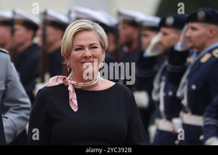 Begrüßung der Präsidentin von Island mit militärischen Ehren durch den Bundespräsidenten. Halla Tomasdottir, Präsidentin von Island DEU, Deutschland, Berlin, 21.10.2024: *** Accueil du Président de l'Islande avec les honneurs militaires par le Président fédéral Halla Tomasdottir, Président de l'Islande DEU, Allemagne, Berlin, 21 10 2024 Banque D'Images