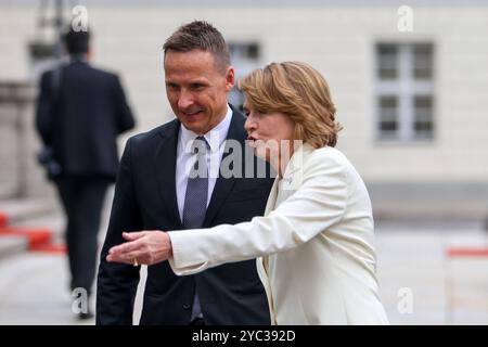 Begrüßung der Präsidentin von Island mit militärischen Ehren durch den Bundespräsidenten. Elke Büdenbender, Ehefrau des Bundespräsidenten mit Björn Skulason, Ehemann der Präsidentin Islands. DEU, Deutschland, Berlin, 21.10.2024: *** Accueil du président islandais avec les honneurs militaires du président fédéral Elke Büdenbender, épouse du président fédéral avec Björn Skulason, époux du président islandais DEU, Allemagne, Berlin, 21 10 2024 Banque D'Images