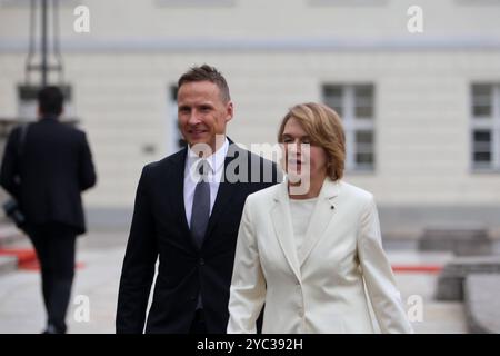 Begrüßung der Präsidentin von Island mit militärischen Ehren durch den Bundespräsidenten. Elke Büdenbender, Ehefrau des Bundespräsidenten mit Björn Skulason, Ehemann der Präsidentin Islands. DEU, Deutschland, Berlin, 21.10.2024: *** Accueil du président islandais avec les honneurs militaires du président fédéral Elke Büdenbender, épouse du président fédéral avec Björn Skulason, époux du président islandais DEU, Allemagne, Berlin, 21 10 2024 Banque D'Images