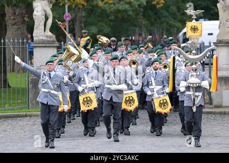 Berlin, Deutschland 21. Oktober 2024 : Präsidentin von Island - Staatsbesuch im Schloss Bellevue - 21.10.2024 Im Bild : Einmarsch der Ehrenkompanie des Wachbataillons der Bundeswehr in den Park des Schloss Bellevue Schloss Bellevue Berlin *** Berlin, Allemagne 21 octobre 2024 Président de l'Islande visite d'Etat au Palais Bellevue 21 10 2024 sur l'image marche de la compagnie honoraire du bataillon de garde des forces armées allemandes dans le parc du Palais Bellevue Bellevue Palais Bellevue Berlin Copyright : xFotohlxlx/Rxlx Banque D'Images