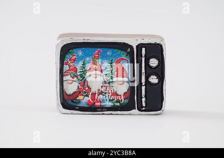 Père Noël et arbres de Noël sur écran noir de la télévision rétro avec cadre blanc sur fond blanc. Concept surréaliste pour les films de Noël et du nouvel an. Banque D'Images