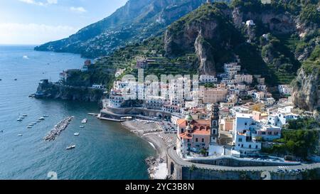 Niché entre de magnifiques falaises, le charmant village le long de la côte amalfitaine offre des bâtiments aux couleurs pastel vibrantes et une mer tranquille. Visiteurs a Banque D'Images