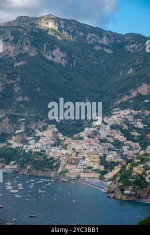 Paysage côtier à couper le souffle avec des maisons vibrantes accrochées à la montagne, surplombant les eaux bleues claires. La côte amalfitaine capture le Banque D'Images