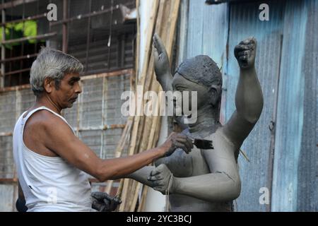 Siliguri, Bengale occidental, Inde. 21 octobre 2024. Un artiste indien travaille d'une idole d'argile semi-finie de la déesse hindoue Kali à Siliguri. Le culte de la divinité hindoue Kali a lieu le 31 octobre dans les états indiens orientaux avec Diwali. (Crédit image : © Diptendu Dutta/ZUMA Press Wire) USAGE ÉDITORIAL SEULEMENT! Non destiné à UN USAGE commercial ! Banque D'Images